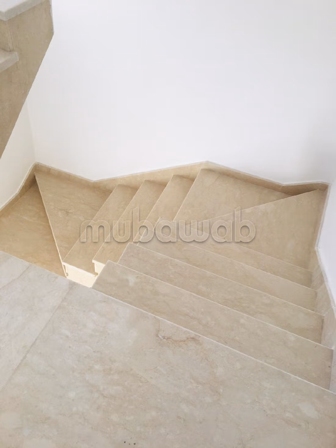 منزل ممتاز للبيع ب معمورة. 7 قطع كبيرة. مسبح كبير.