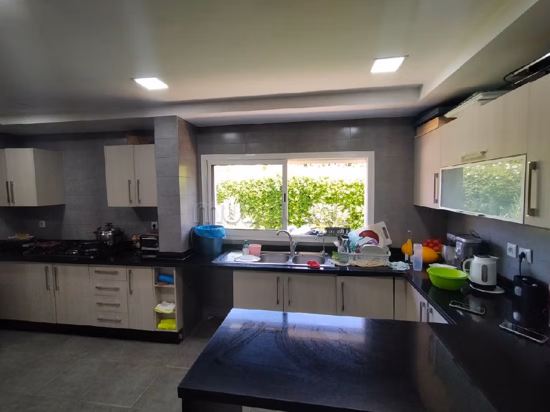 Location villa de haut standing à Souissi. 4 chambres. Bien meublé