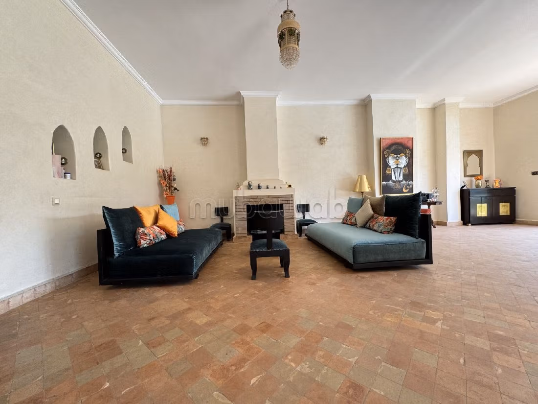 منزل ممتاز للبيع بالنخيل. 3 غرف. المرآب والشرفة