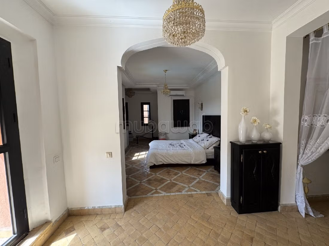 منزل ممتاز للبيع بالنخيل. 3 غرف. المرآب والشرفة