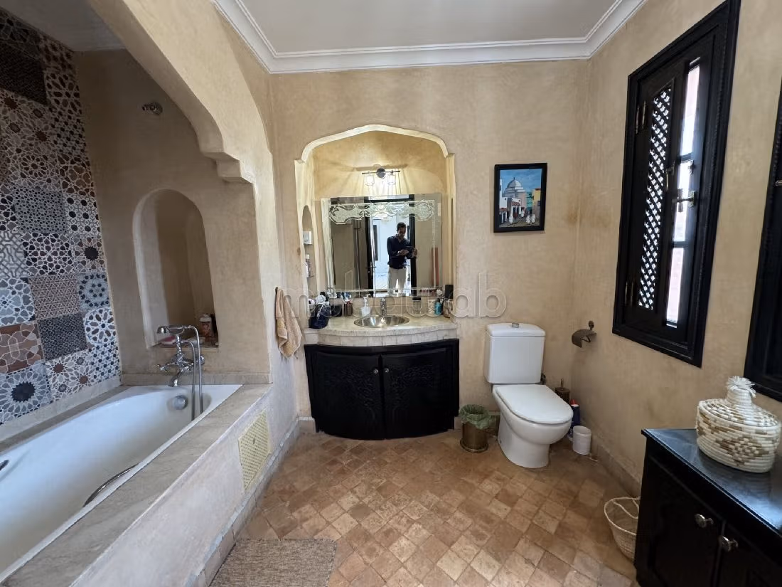 منزل ممتاز للبيع بالنخيل. 3 غرف. المرآب والشرفة