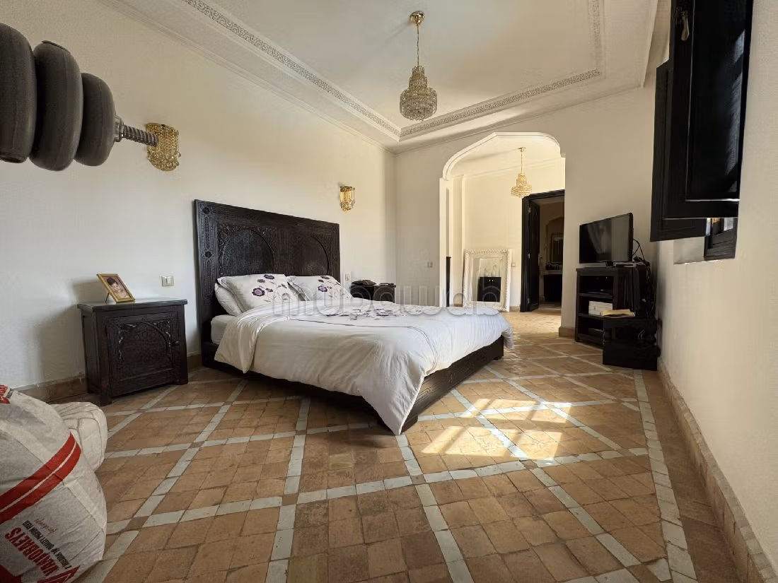 منزل ممتاز للبيع بالنخيل. 3 غرف. المرآب والشرفة