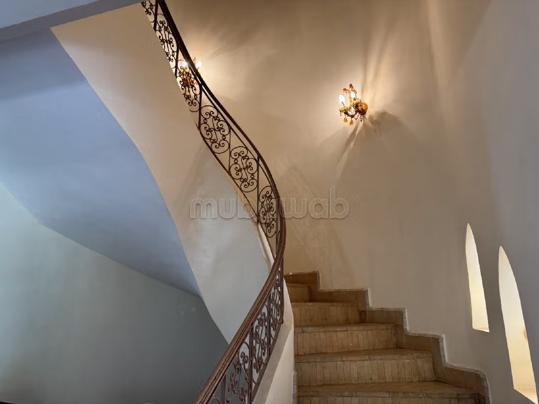 منزل ممتاز للبيع بالنخيل. 3 غرف. المرآب والشرفة