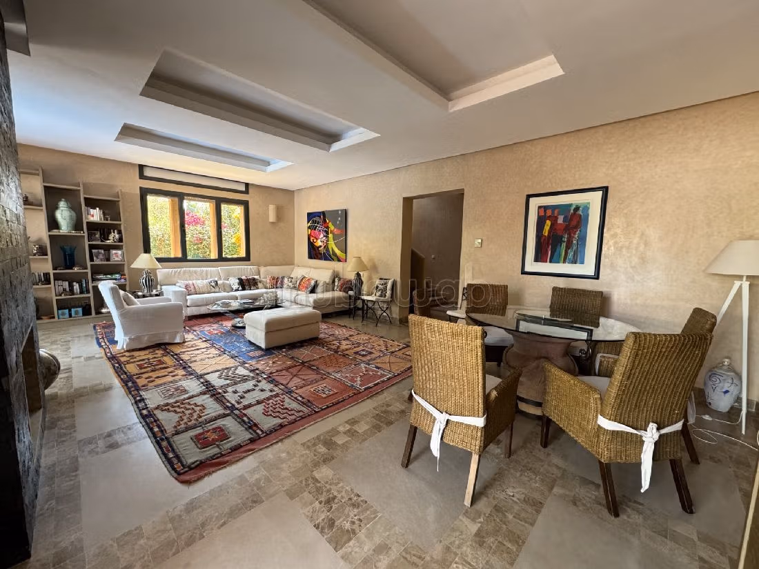 Eccezionale villa in vendita. Superficie di 230 m². Con camino e aria condizionata. 