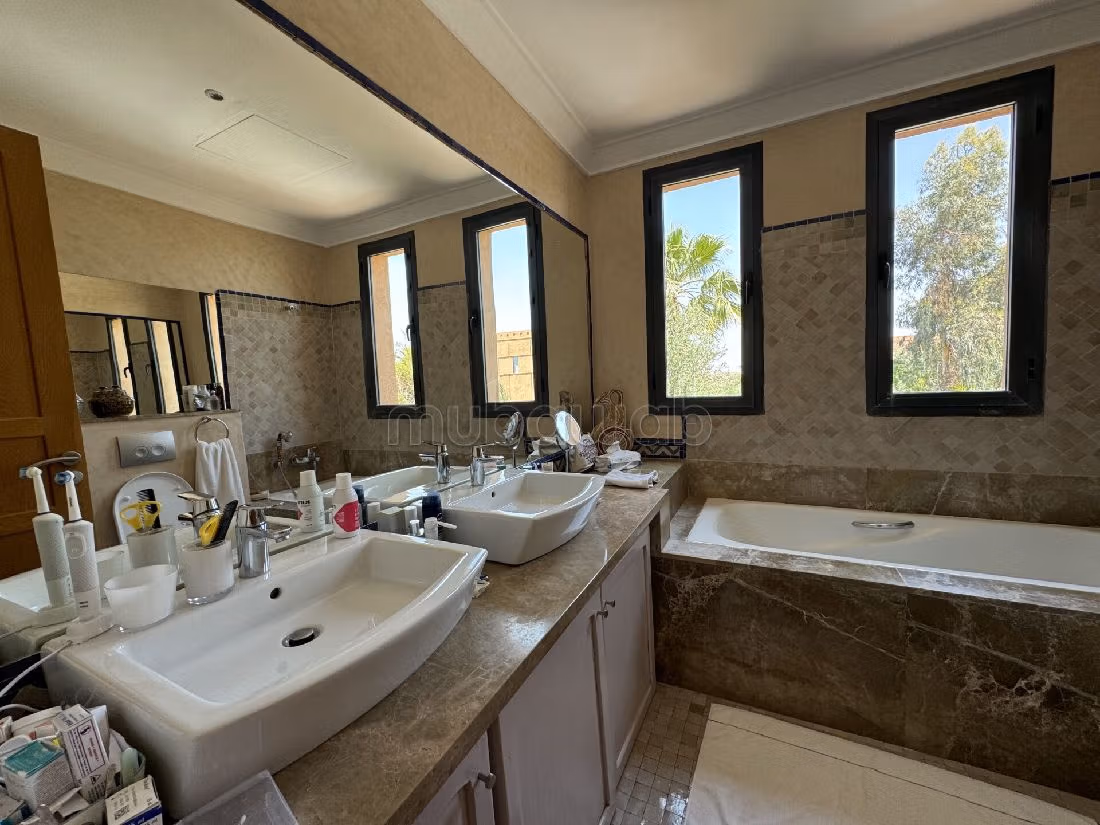 Eccezionale villa in vendita. Superficie di 230 m². Con camino e aria condizionata. 