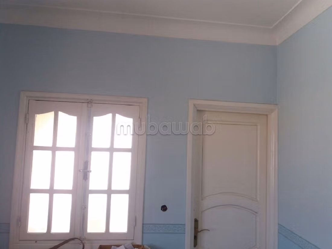 Maison à acheter à Hay Essaâda. 
Superficie 380 m². 
Salon Marocain et antenne parabolique