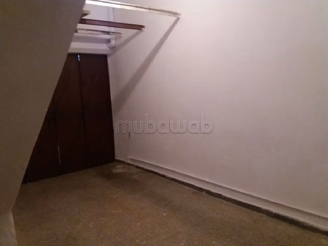 Maison à acheter à Hay Essaâda. 
Superficie 380 m². 
Salon Marocain et antenne parabolique