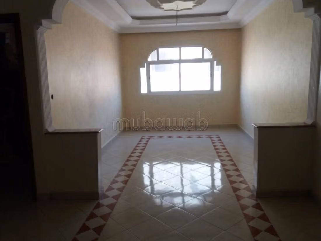 Maison à acheter à Hay Essaâda. 
Superficie 380 m². 
Salon Marocain et antenne parabolique