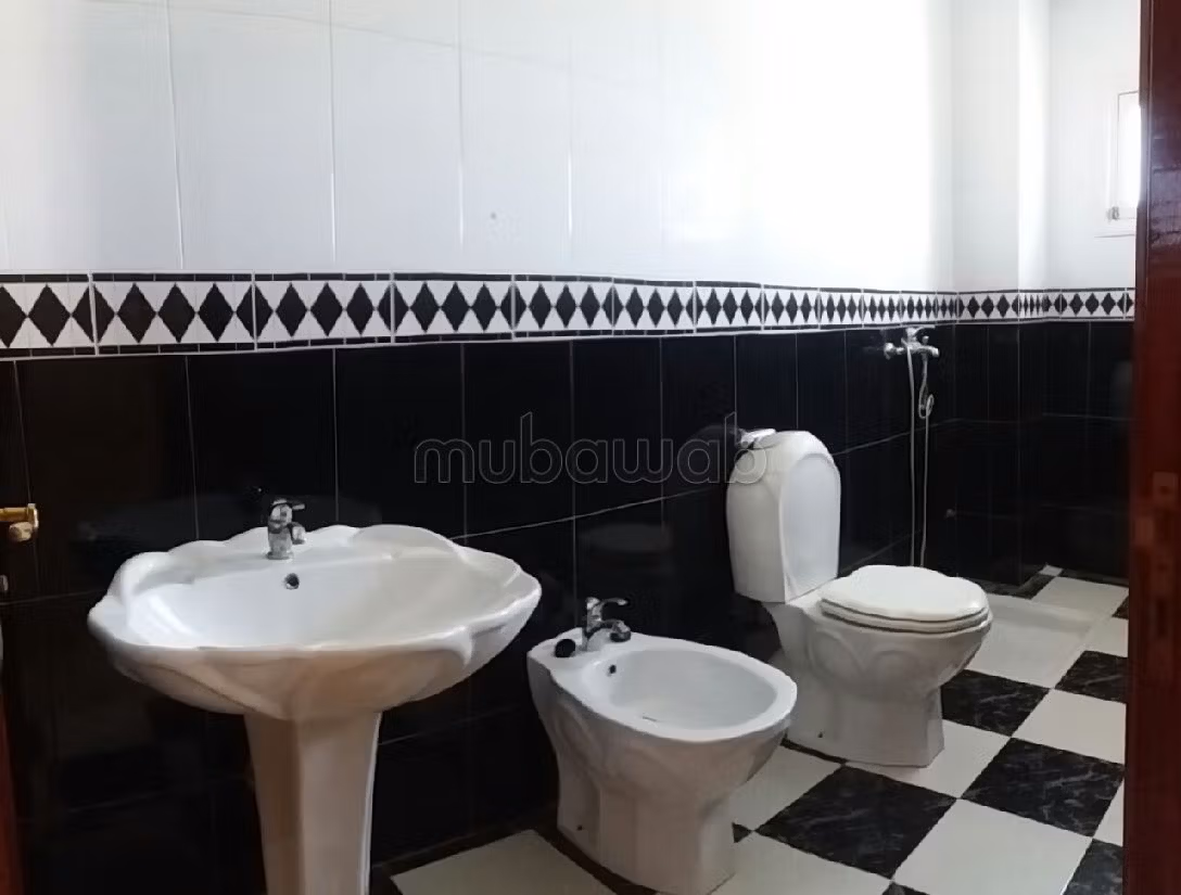 Maison à acheter à Hay Essaâda. 
Superficie 380 m². 
Salon Marocain et antenne parabolique