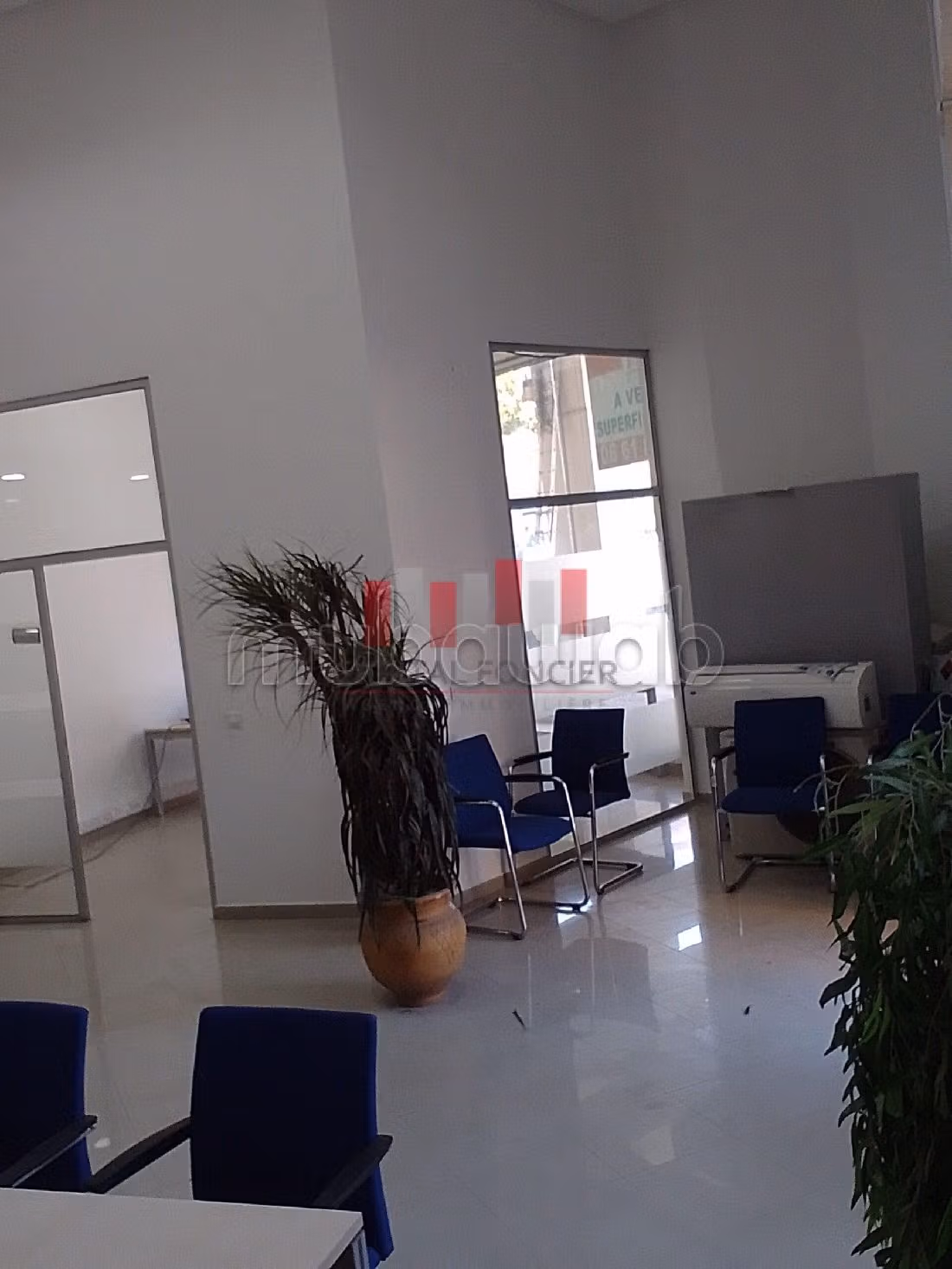 Oficinas y locales comerciales en venta. Area 105 m². 