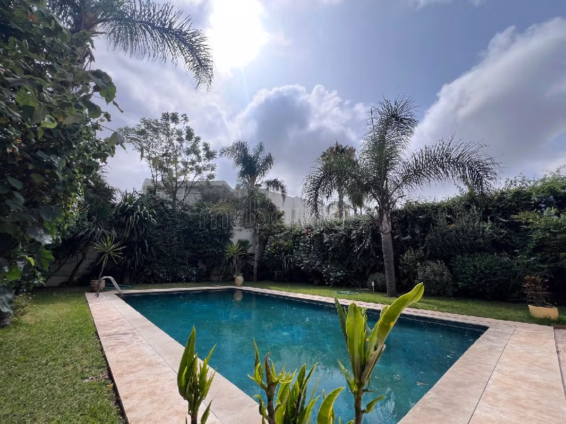 Straordinaria villa in affitto a Californie. 6 locali. Giardino e garage. 