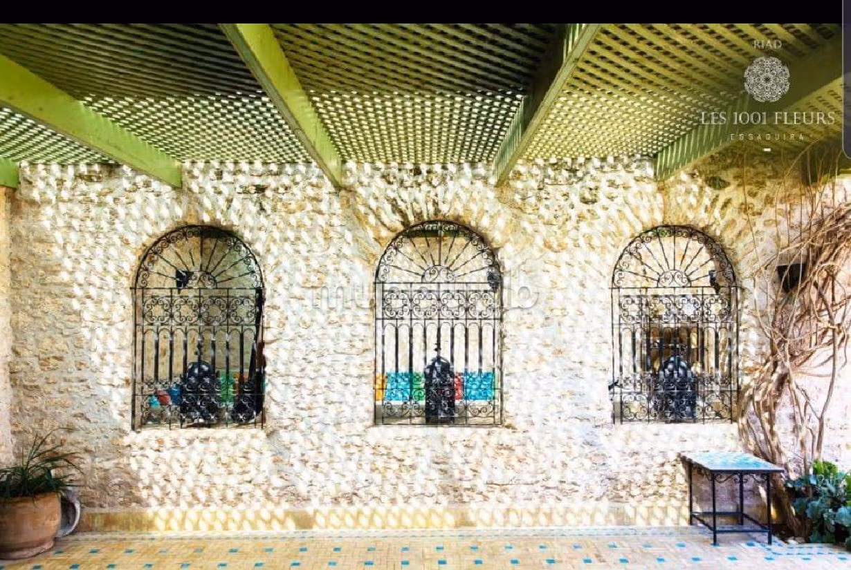 Encuentra el riad de tus sueños en Route de Marrakech. Superficie de 11000 m². Amueblado. 