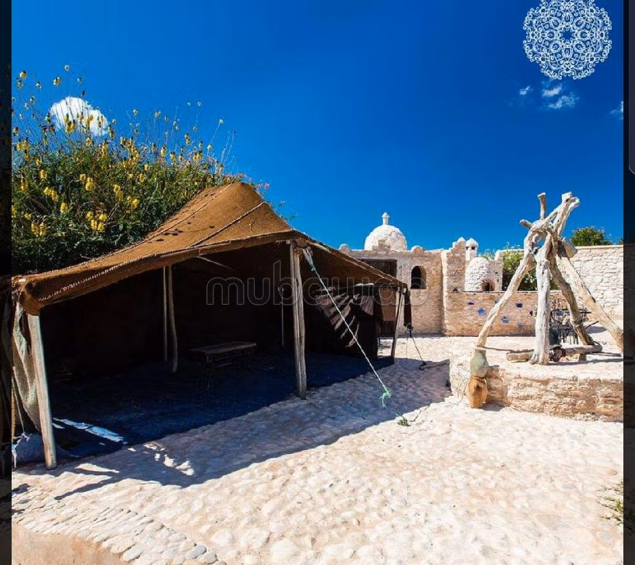 Encuentra el riad de tus sueños en Route de Marrakech. Superficie de 11000 m². Amueblado. 