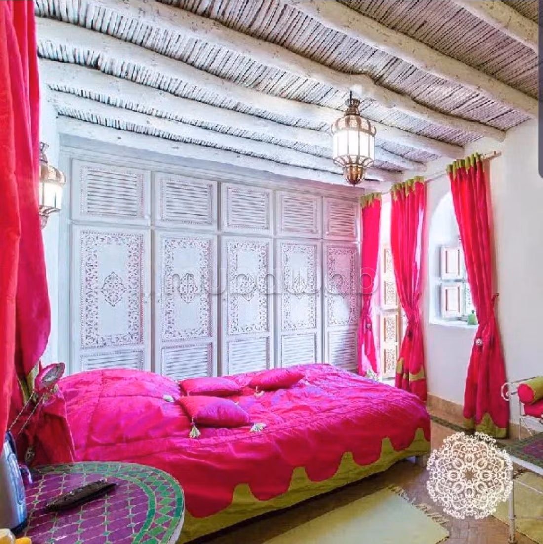Encuentra el riad de tus sueños en Route de Marrakech. Superficie de 11000 m². Amueblado. 