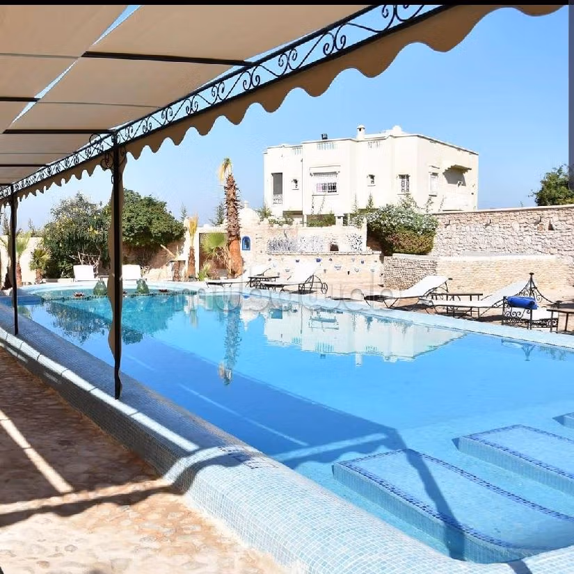 Encuentra el riad de tus sueños en Route de Marrakech. Superficie de 11000 m². Amueblado. 