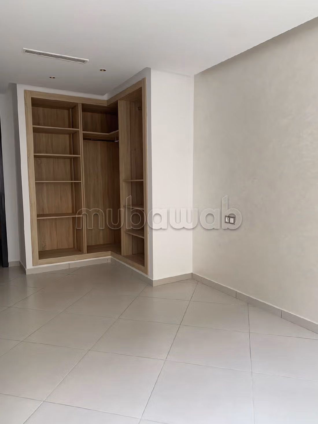 Koopappartementen in Du Golf. 1 Ruimte. Conciërgeservice en mooi zwembad. 