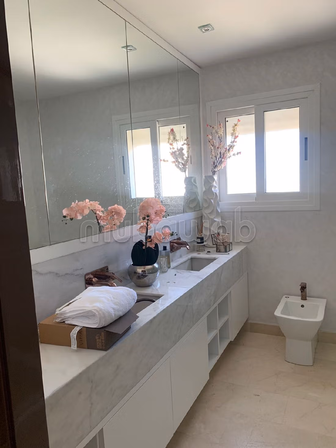 Splendido appartamento in vendita a Californie. Superficie totale 210 m². Servizio di concierge e aria condizionata. 