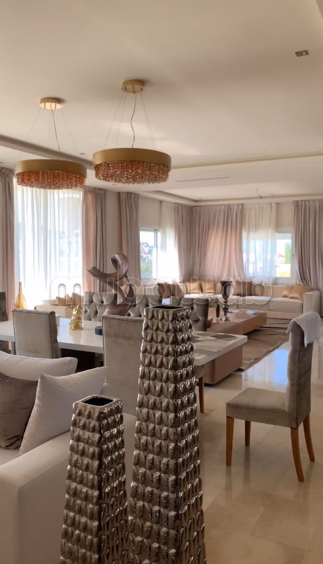 Splendido appartamento in vendita a Californie. Superficie totale 210 m². Servizio di concierge e aria condizionata. 