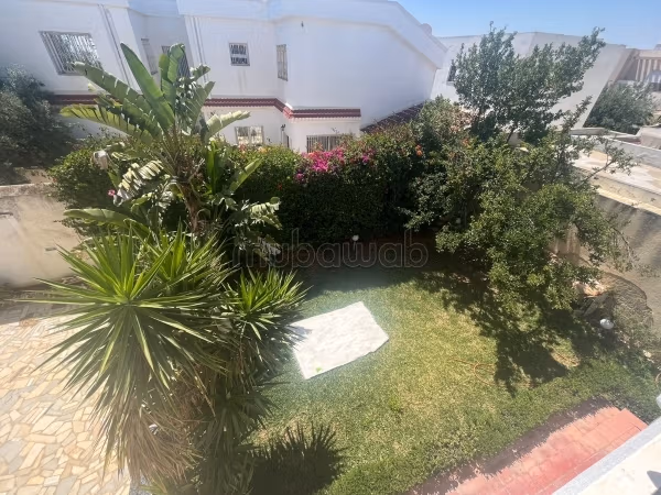 Villa de haut standing à vendre à Chotrana 1. Surface de 600 m². Antenne parabolique et Porte blindée