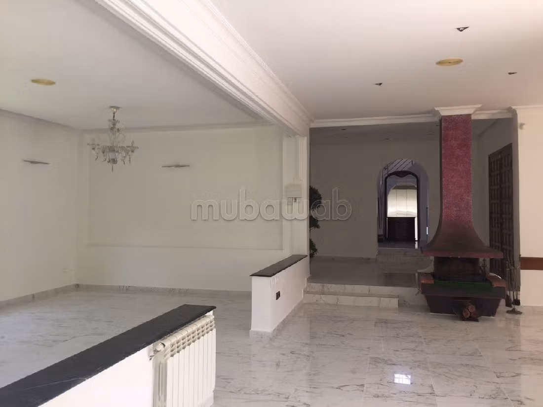 Huren: villa's en luxe woningen in Riyad. 8 Ruimtes. Terras en garage.