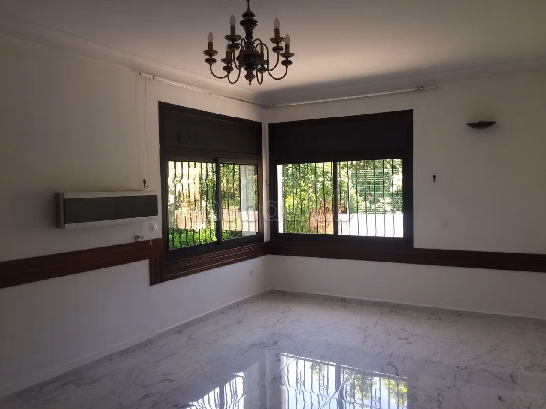 Huren: villa's en luxe woningen in Riyad. 8 Ruimtes. Terras en garage.