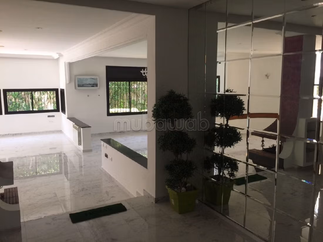 Huren: villa's en luxe woningen in Riyad. 8 Ruimtes. Terras en garage.