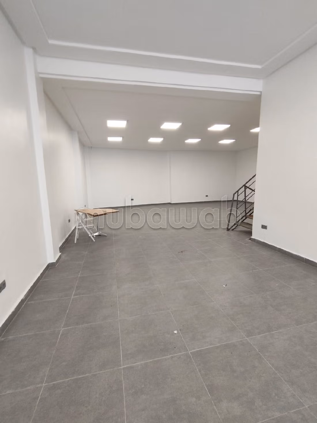Offices & shops to rent in Gauthier. Small area 165 m². Robust door, On site security. 