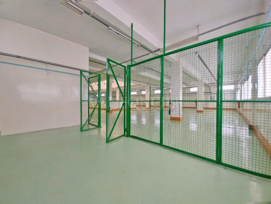 Huren: commercieel vastgoed in Zone industrielle. Totale oppervlakte 2000 m². Lift in het pand