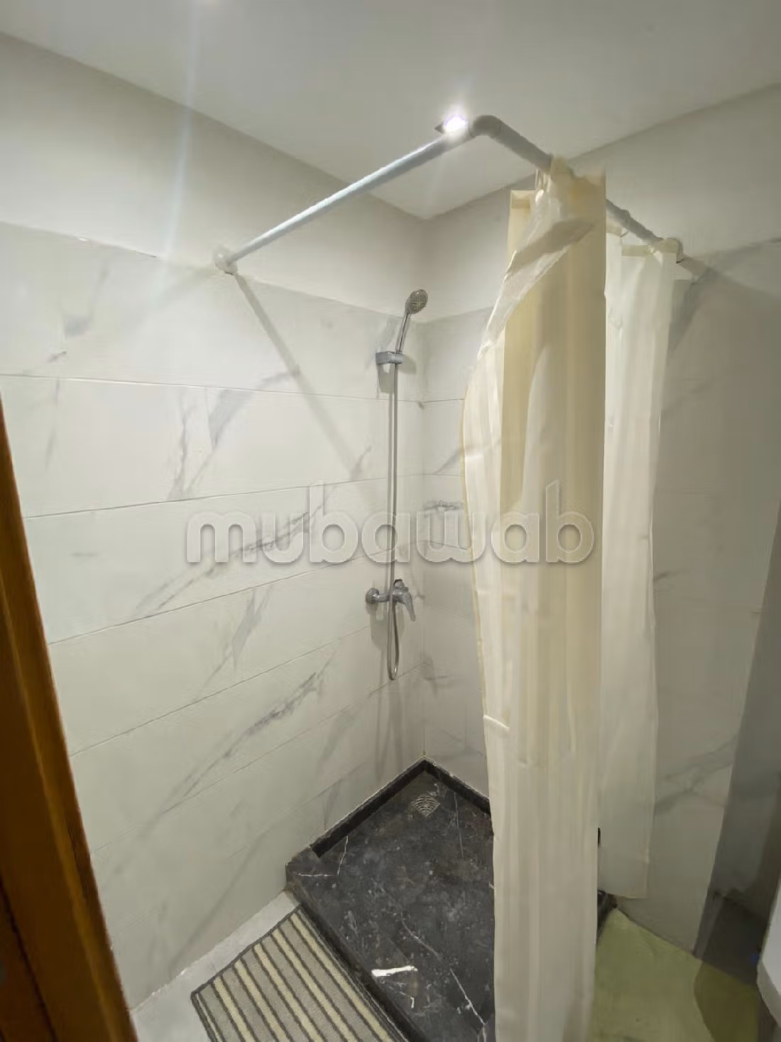 Rent this apartment in Roches Noires. Dimension 69 m². Furnished. 