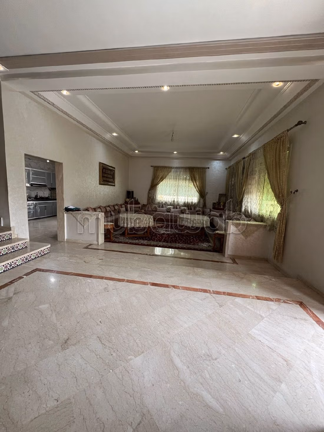 High quality villa for sale in Aïn Sebaâ. 5 large living areas. Carpark, Balcony. 