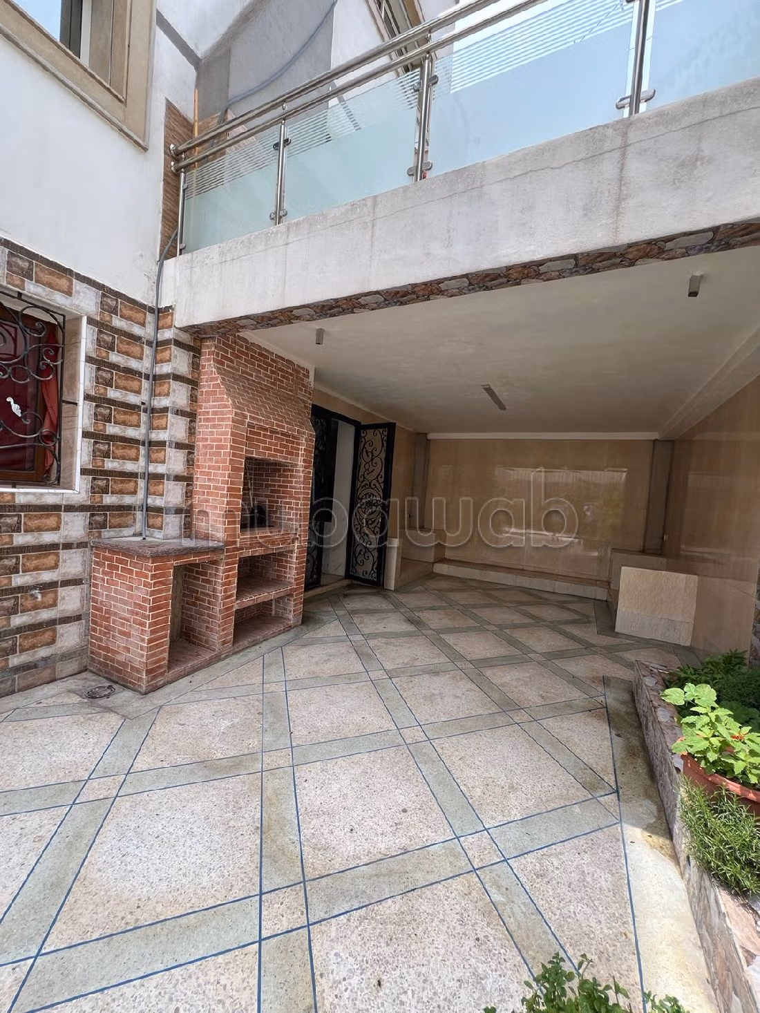 High quality villa for sale in Aïn Sebaâ. 5 large living areas. Carpark, Balcony. 