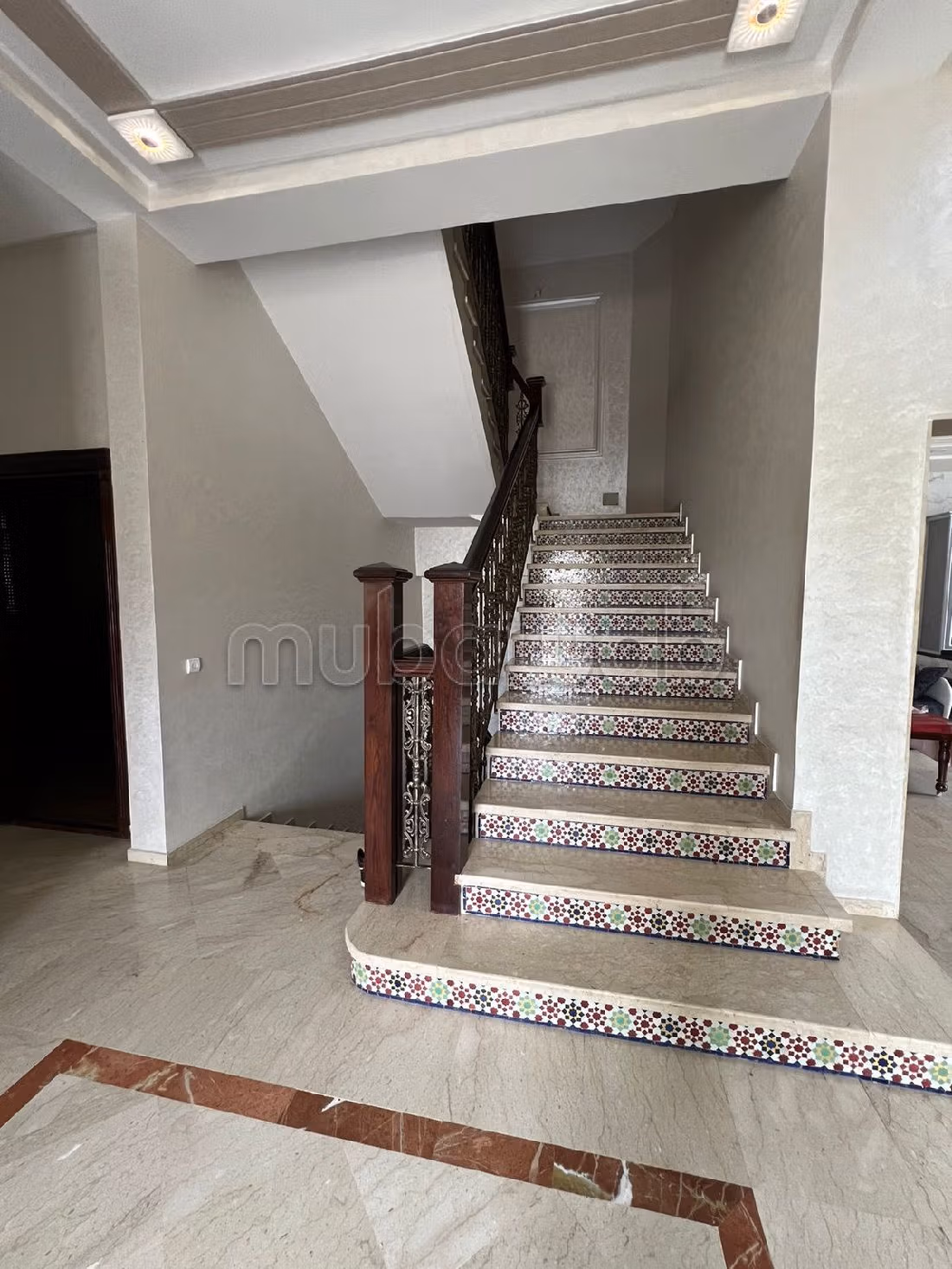 High quality villa for sale in Aïn Sebaâ. 5 large living areas. Carpark, Balcony. 