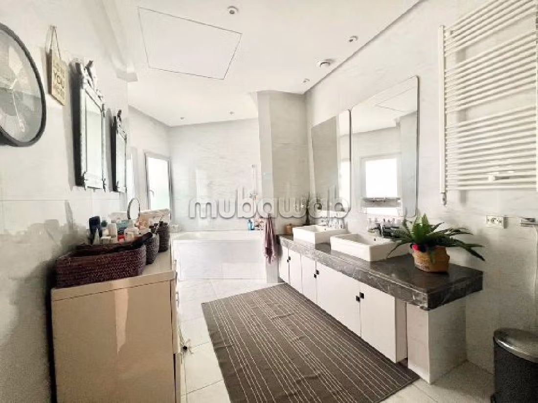 منزل فخم للبيع ببوسكورة. المساحة الكلية 594 م². موقف للسيارات وحديقة. 