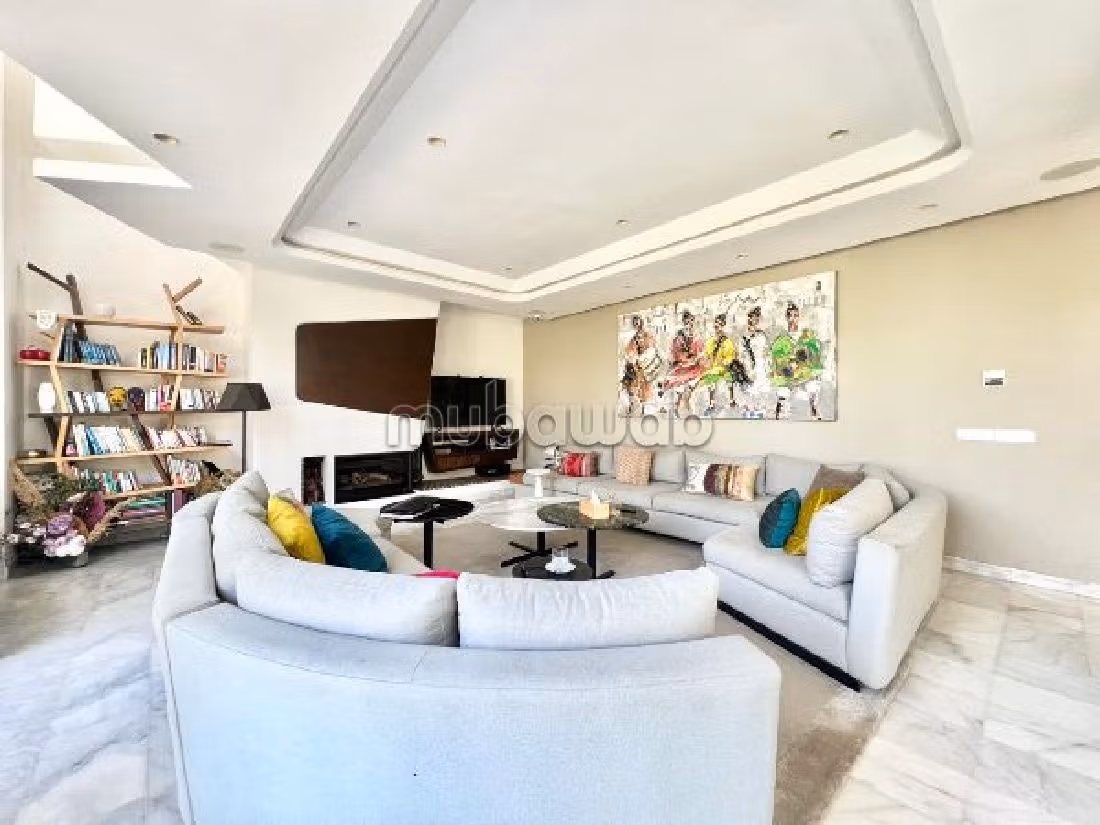 منزل فخم للبيع ببوسكورة. المساحة الكلية 594 م². موقف للسيارات وحديقة. 