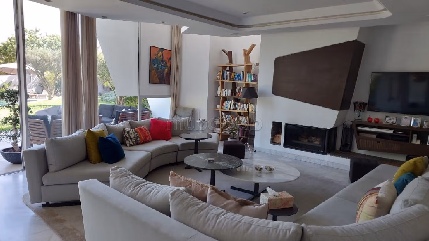 منزل فخم للبيع ببوسكورة. المساحة الكلية 594 م². موقف للسيارات وحديقة. 