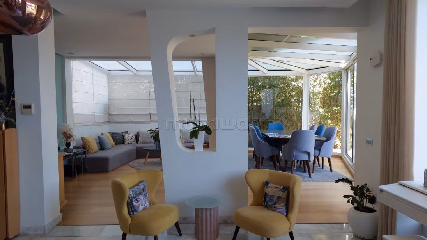 منزل فخم للبيع ببوسكورة. المساحة الكلية 594 م². موقف للسيارات وحديقة. 