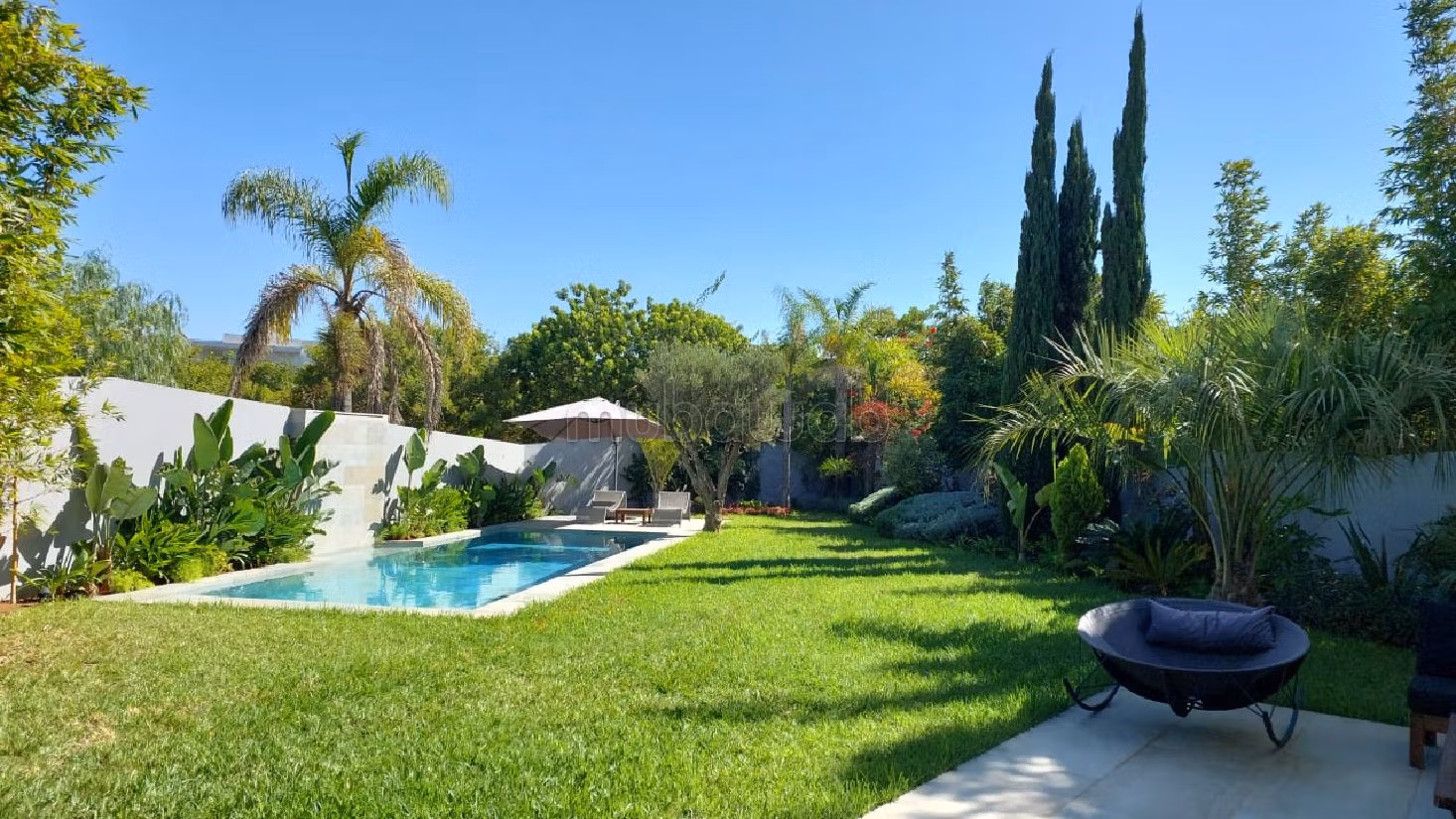 منزل فخم للبيع ببوسكورة. المساحة الكلية 594 م². موقف للسيارات وحديقة. 