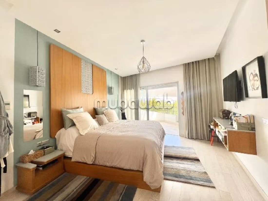 منزل فخم للبيع ببوسكورة. المساحة الكلية 594 م². موقف للسيارات وحديقة. 