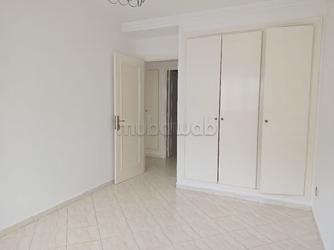 Bonito piso en alquiler en Agdal. 3 habitaciones confortables. Conserje