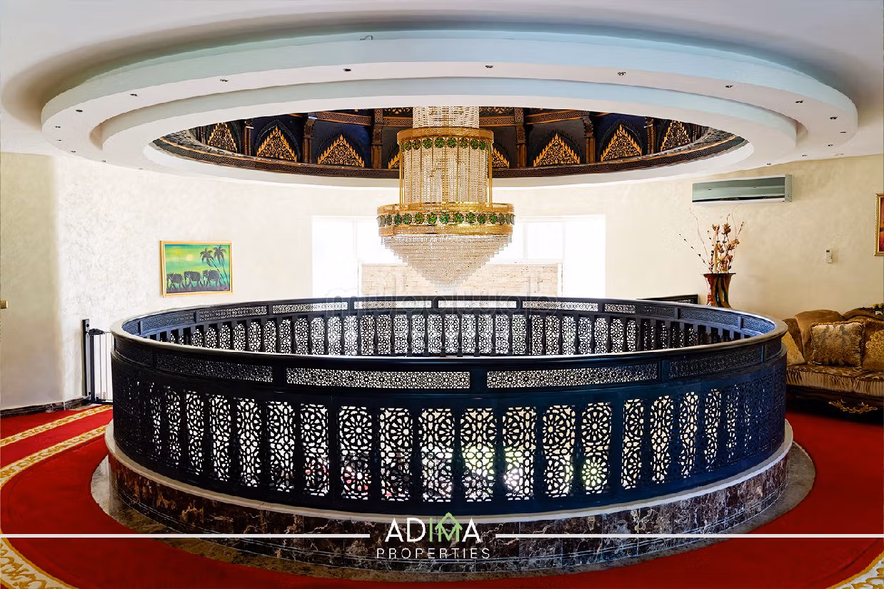 منزل فخم للبيع بالسويسي. المساحة 2187 م². صالة مغربية وصحن فضائي. 