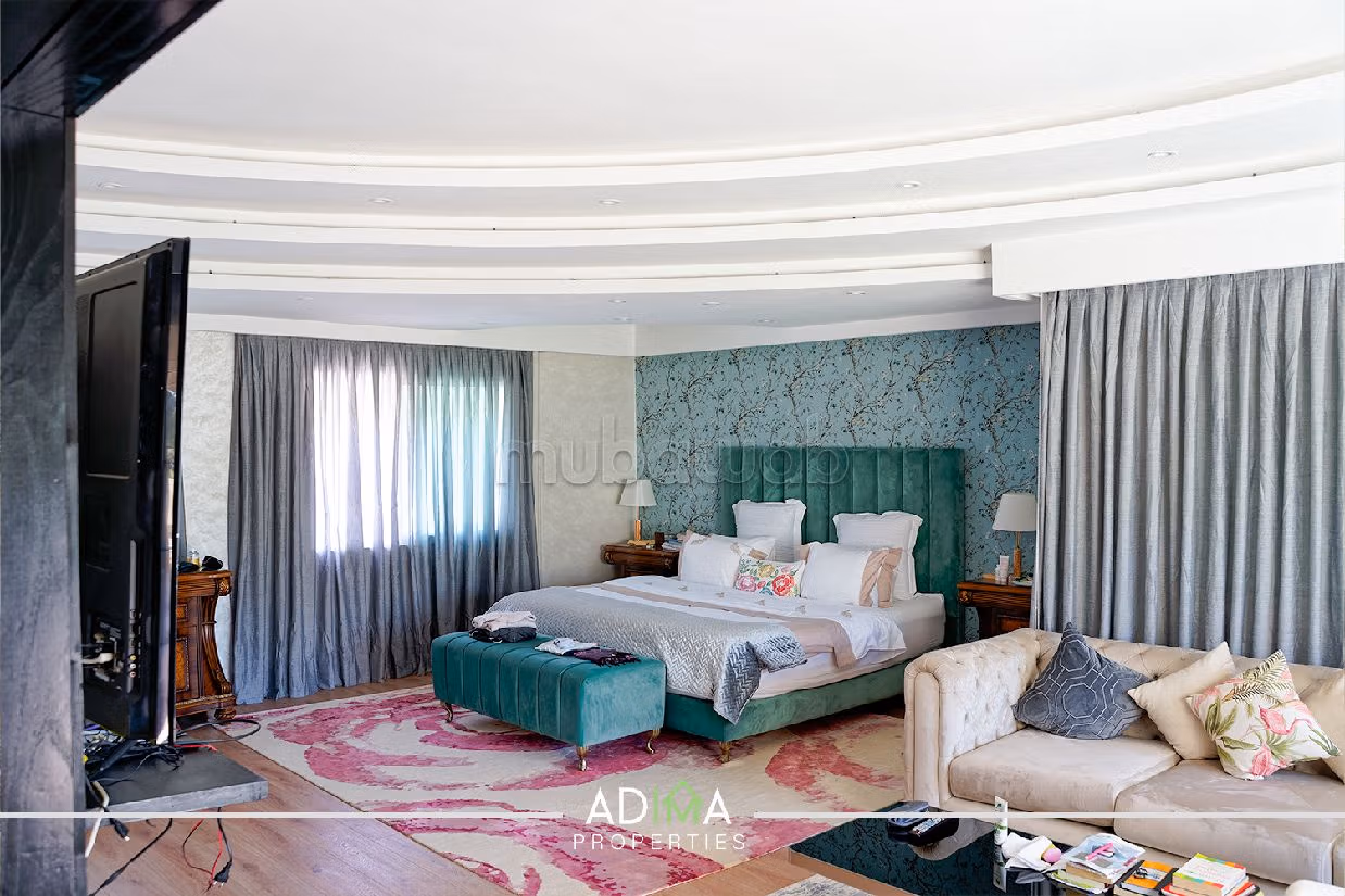 منزل فخم للبيع بالسويسي. المساحة 2187 م². صالة مغربية وصحن فضائي. 