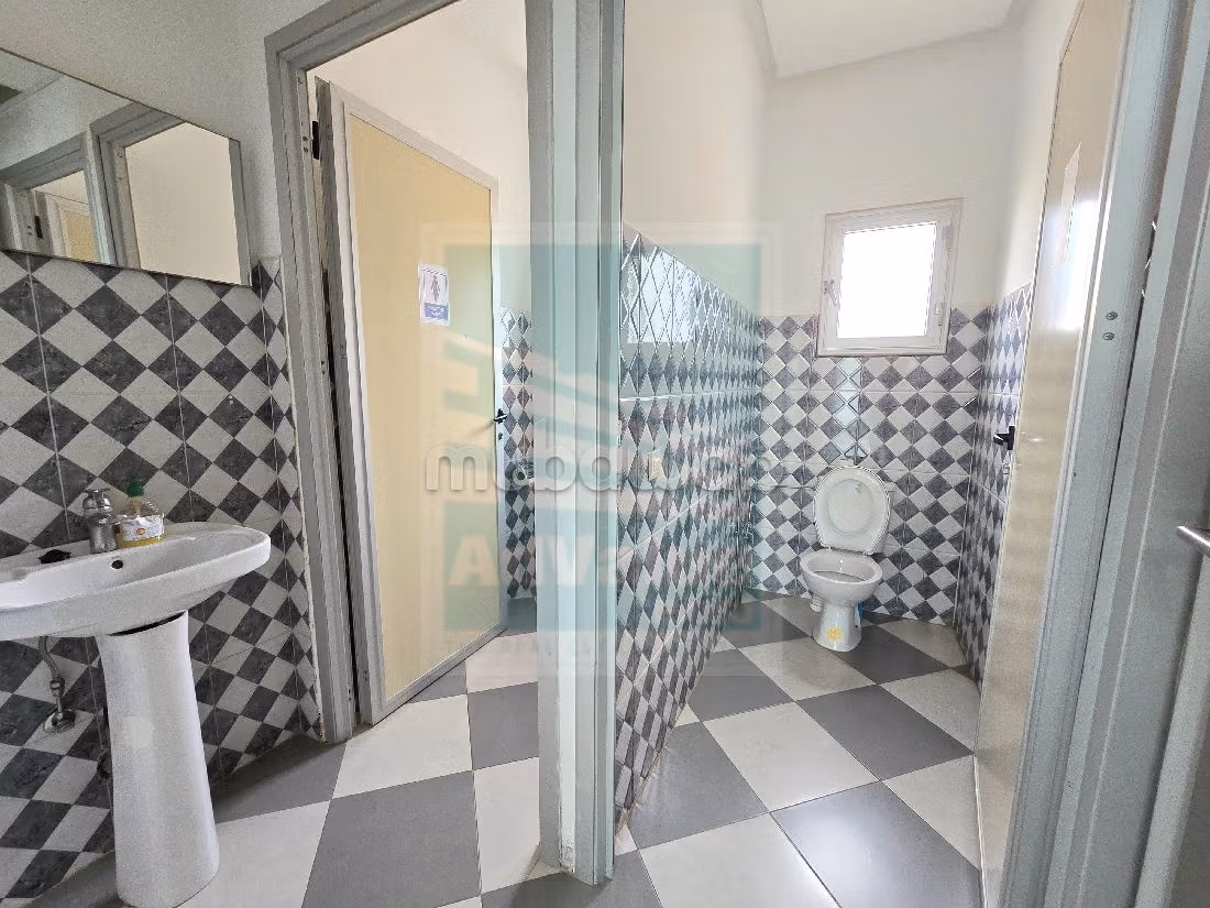 Ufficio disponibile in affitto. Superficie 350 m². Con ascensore. 