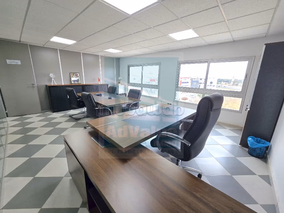 Ufficio disponibile in affitto. Superficie 350 m². Con ascensore. 