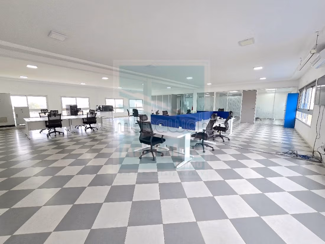 Ufficio disponibile in affitto. Superficie 350 m². Con ascensore. 