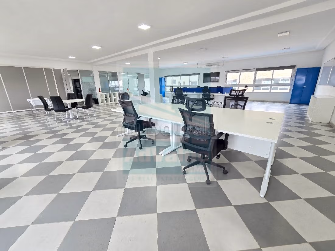 Ufficio disponibile in affitto. Superficie 350 m². Con ascensore. 