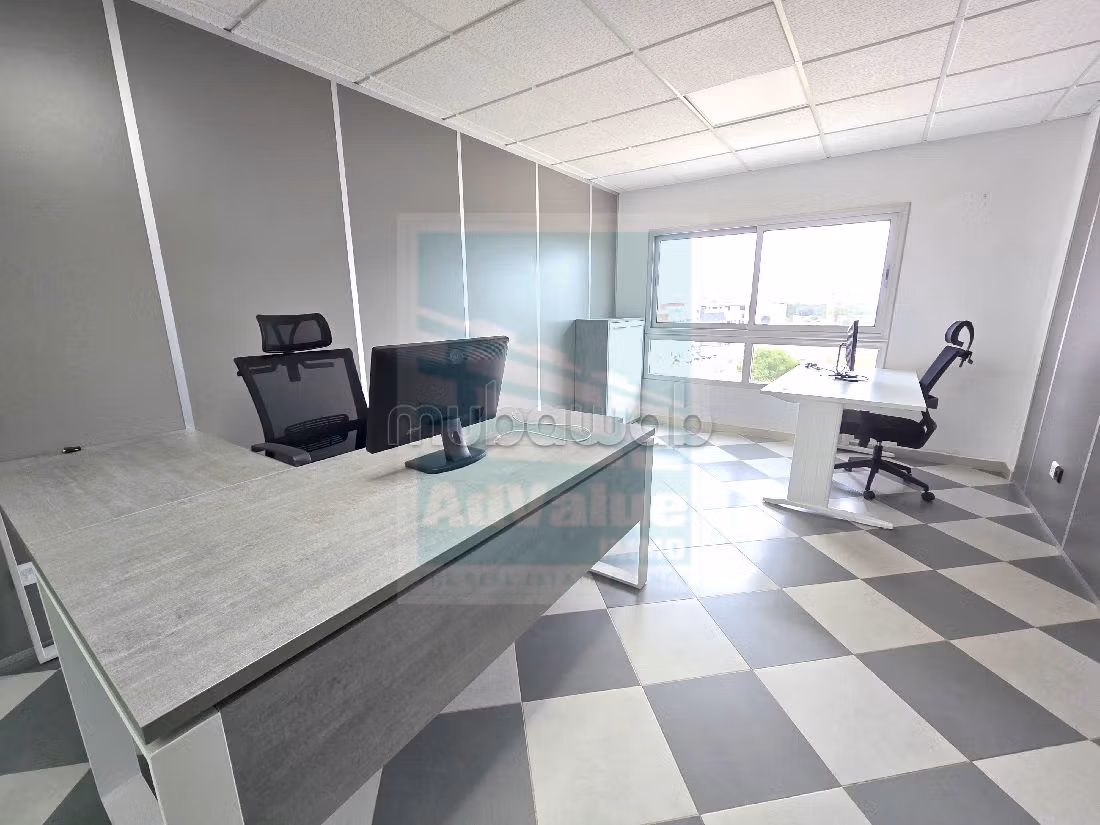 Ufficio disponibile in affitto. Superficie 350 m². Con ascensore. 