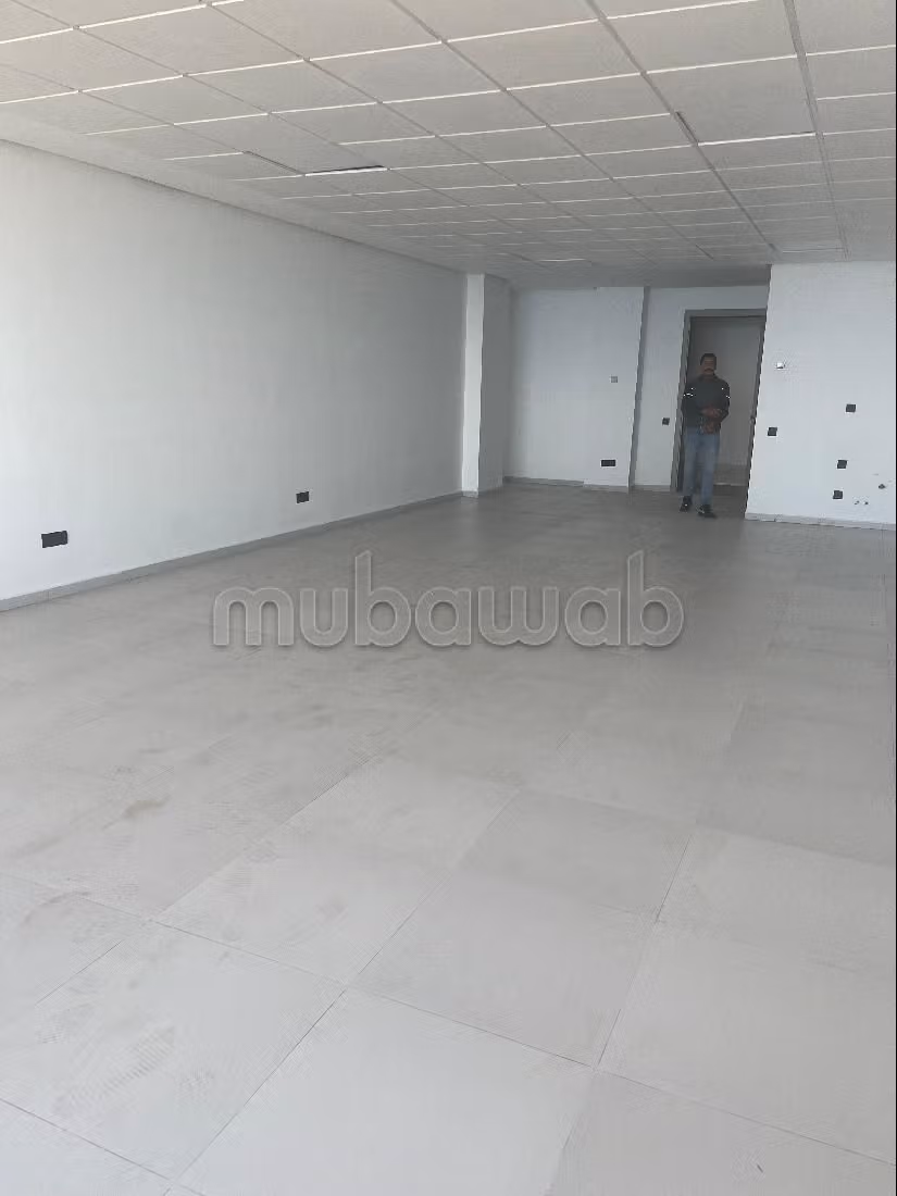 Comodo ufficio in affitto a Ain Diab. Superficie di 80 m². Ascensore e terrazzo.
