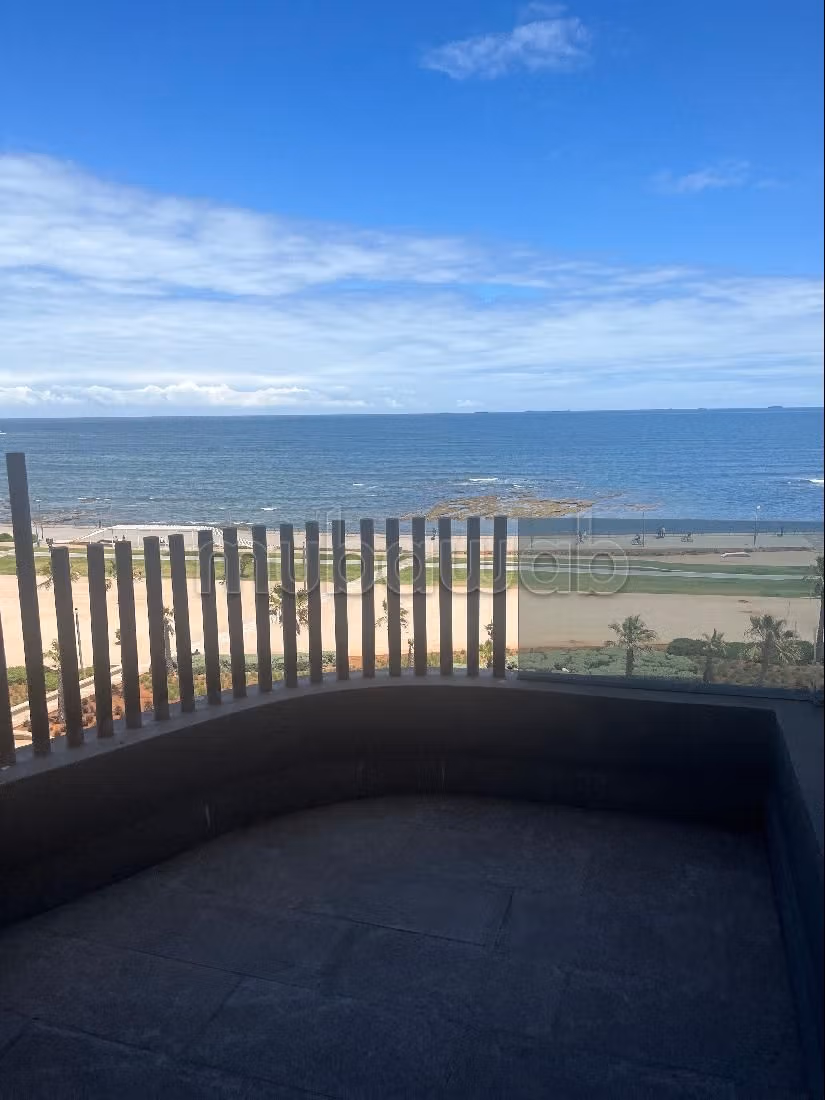 Comodo ufficio in affitto a Ain Diab. Superficie di 80 m². Ascensore e terrazzo.