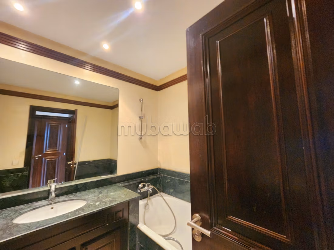 Flat for rent in Ain Diab Extension. 3 rooms. Storage unit. 