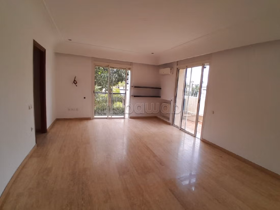 Meravigliosa villa in affitto a Californie. 6 locali. Finestre con doppi vetri e riscaldamento. 